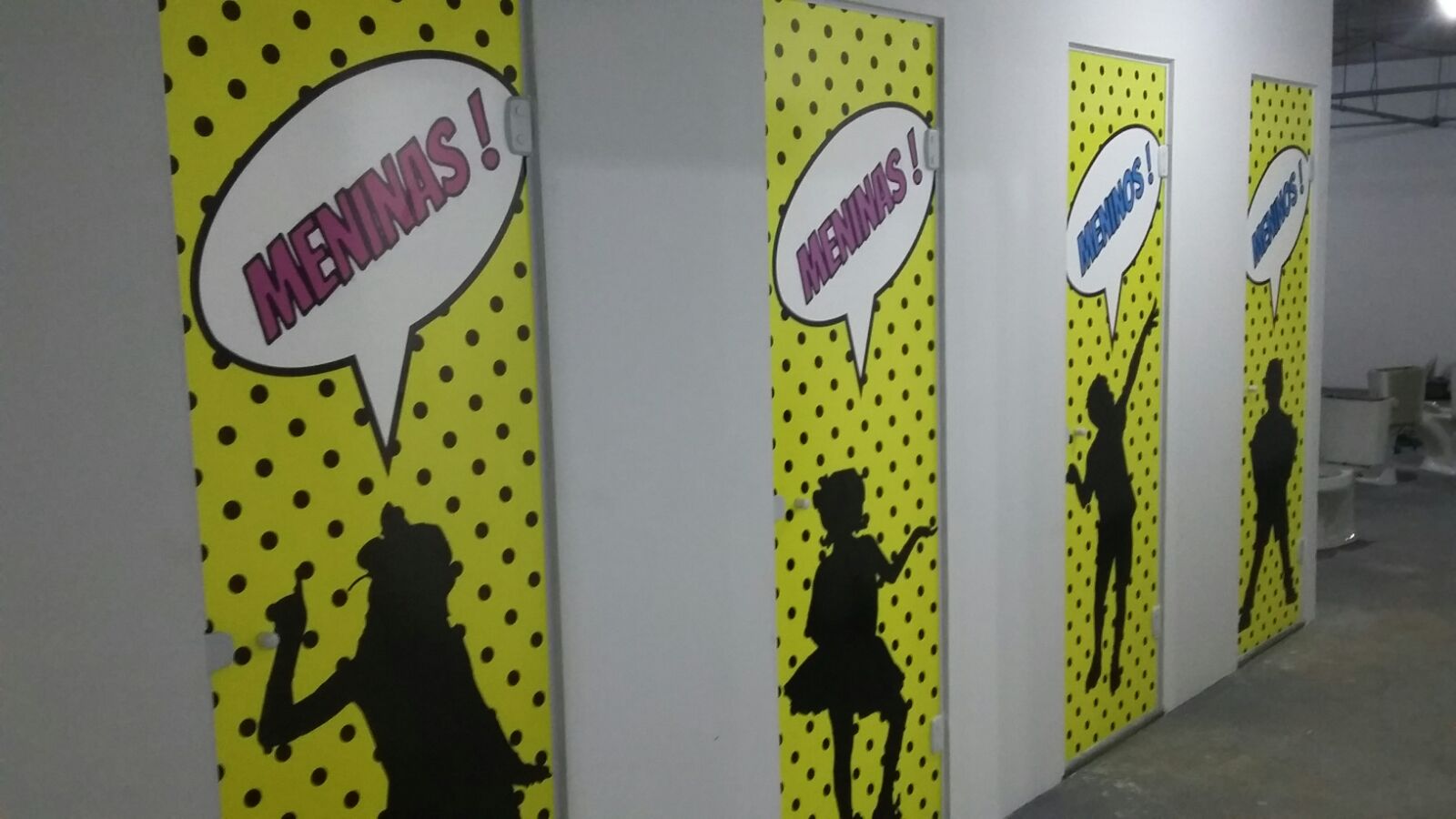 Adesivo em porta.jpg