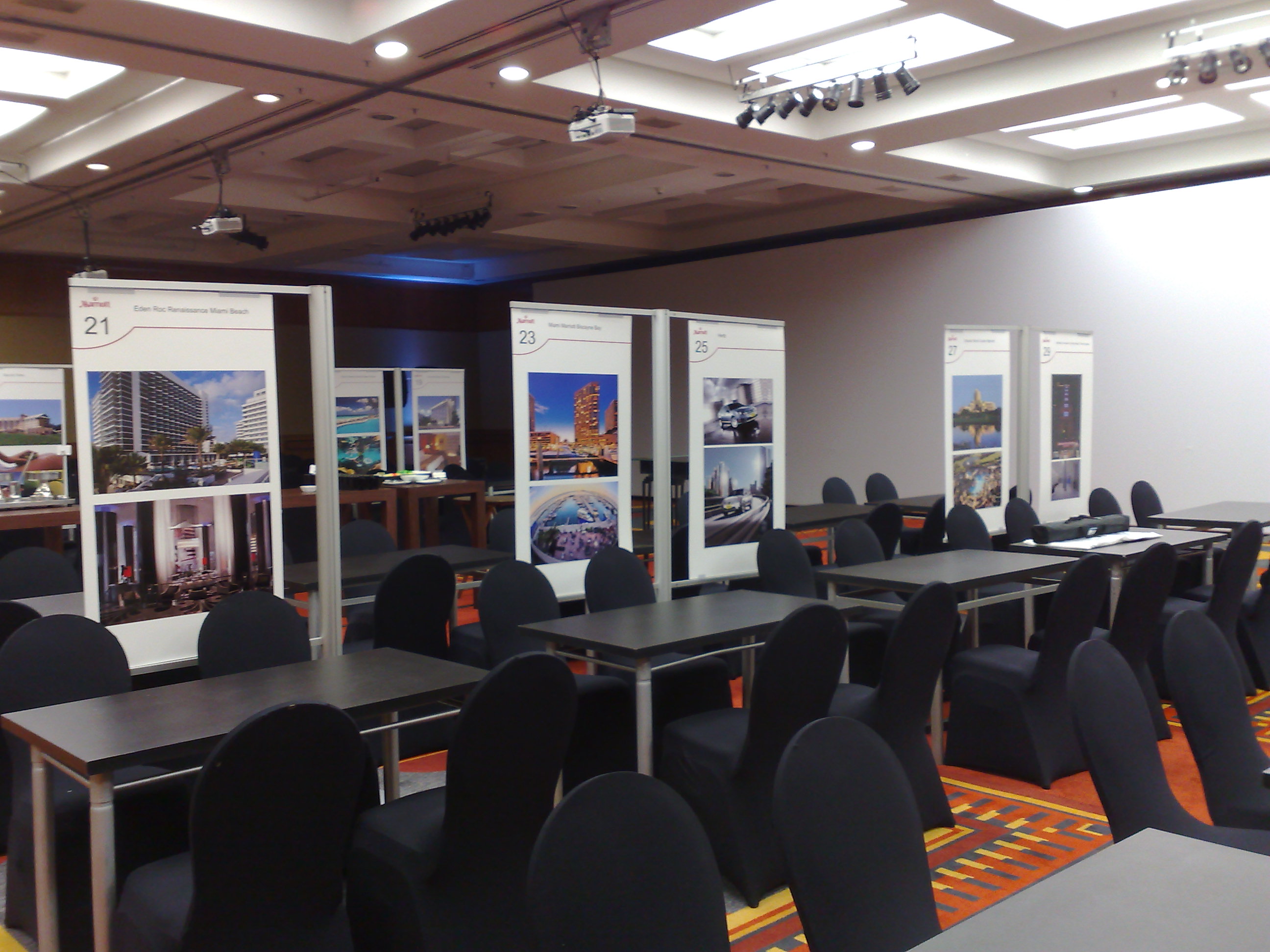 Totem Expositor Merriott.jpg