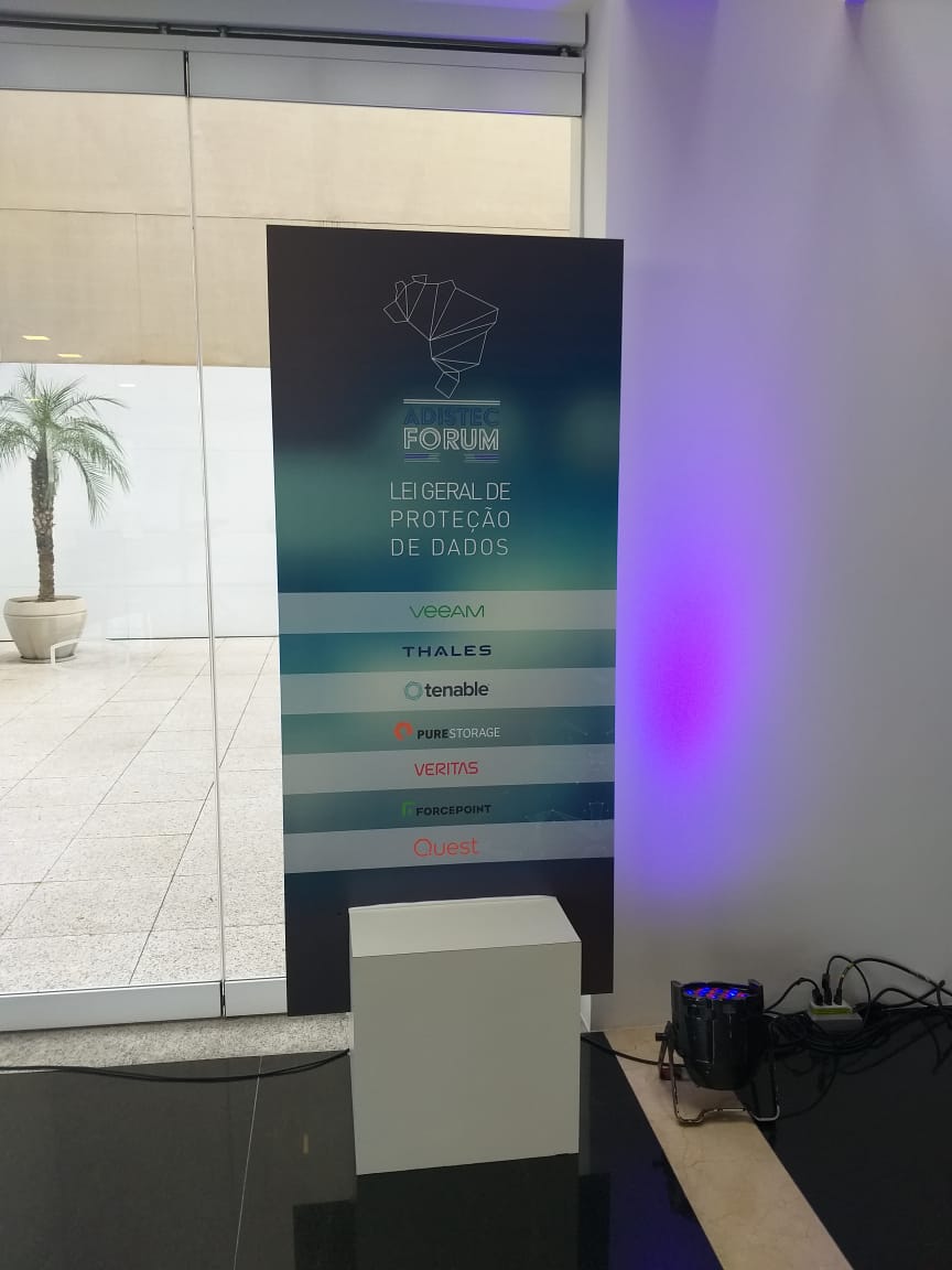 Totem Base quadarada 0,80 x 2,05.jpg